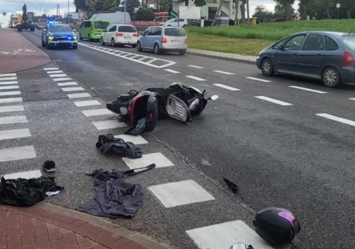 Zderzenie na skrzyżowaniu Ludowej i Tucholskiej w Chojnicach. Motorowerzysta trafił do szpitala
