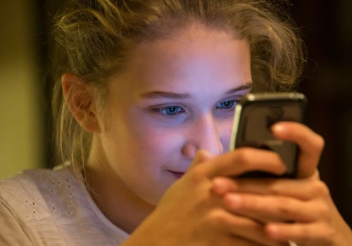 Szkoły bez smartfonów. Kolejny kraj w Europie wprowadza surowy zakaz