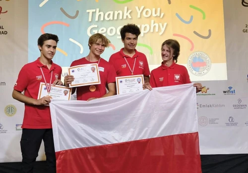Trzy medale dla polskich uczniów na Międzynarodowej Olimpiadzie Geograficznej w Stambule. Gratulujemy!