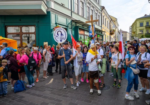 Z Tarnowa wyruszyli „posłani” na Jasną Górę. Mają do pokonania ponad dwieście kilometrów…