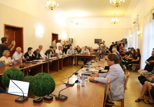 Sesja nadzwyczajna Rady Miejskiej w Wieluniu – burmistrz nie zmienił zdania w sprawie wozu dla OSP Gaszyn. Co dalej z dotacją? (zdjęcia)