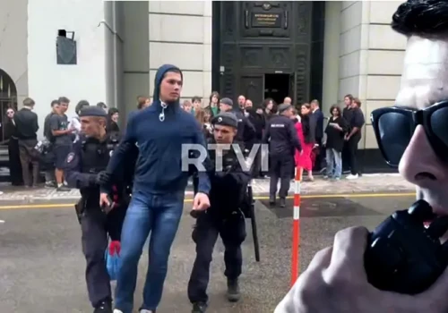 Parę osób kuli się pod murem. Tak obalają system? (WIDEO)