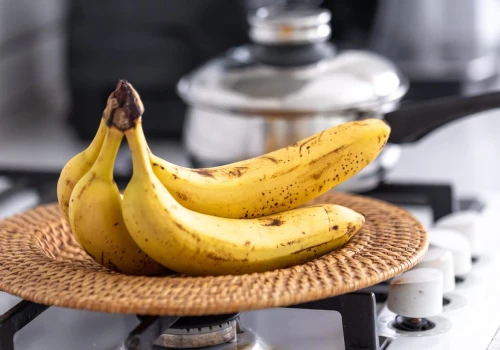 Zawijanie końcówki banana folią spożywczą. Po co to robić i czy naprawdę spowalnia dojrzewanie?