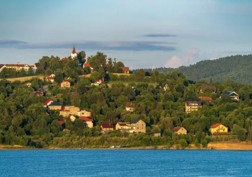 Tłumy turystów nad popularnym jeziorem. Mieszkańcy chcą zmian