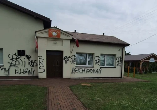 ‘Kibice’ w akcji. Zdewastowano budynek OSP Klementów