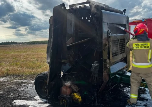 Rolnik w ostatniej chwili uratował ciągnik, belarka spłonęła na wiór