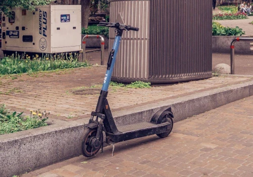 Hulajnoga uszkodziła ci auto? UFG nie wypłaci ani złotówki. Zostaje ugoda albo sąd
