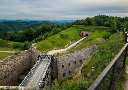 Wykuta w skale, ukryta w chmurach. To najlepiej zachowana forteca w Polsce, a leży godzinę od Wrocławia