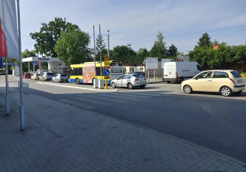 Miejska stacja paliw w Tarnowie oblegana