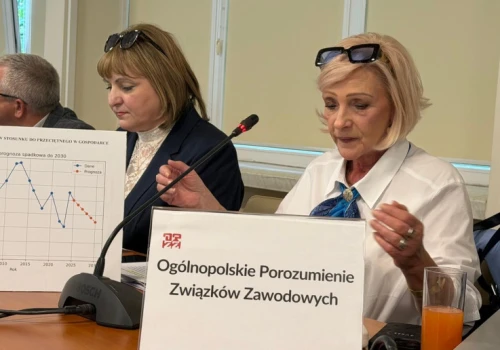 Premier obiecywał, że rozwiąże sprawę wynagrodzeń. 