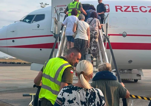 Specjalny samolot z rannymi pielgrzymami z Węgier wylądował w Rzeszowie-Jasionce
