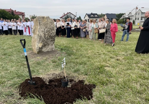 Uczestnik radomskiego czerwca ks. Roman Kotlarz ma swój Dąb Pamięci
