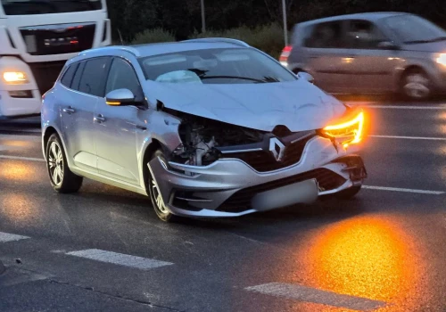 Zderzenie Renaulta z Lexusem. Kierowca jednego z aut wjechał na czerwonym