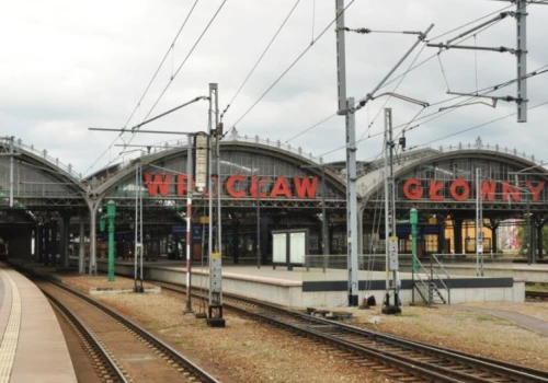 Utrudnienia na kolei na Dolnym Śląsku. Awaria sieci, potężna ulewa i połamane drzewa