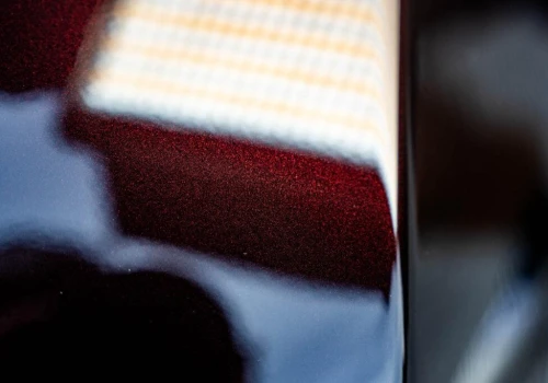 Dodge Charger dostał nowy kolor. Red Oxide zmienia odcień w zależności od światła
