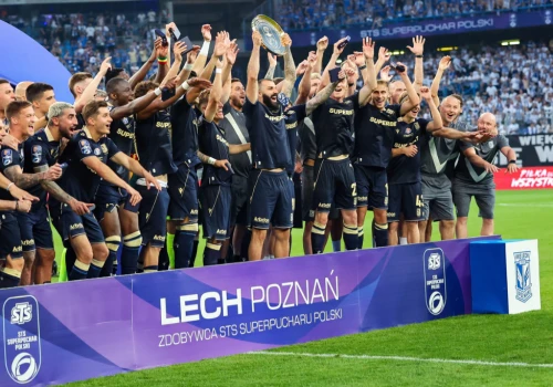 Lech Poznań i te koszulki z „Super” – o co chodzi?