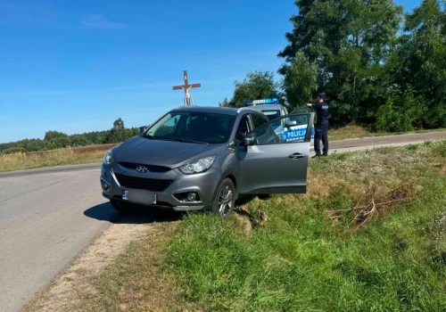 Jechał całą szerokością drogi, zareagowali świadkowie. Obywatelskie zatrzymanie pijanego kierowcy
