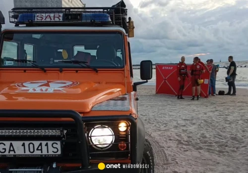 Tragedia na plaży w Darłówku. Dwie osoby topiły się w morzu, jedna nie żyje