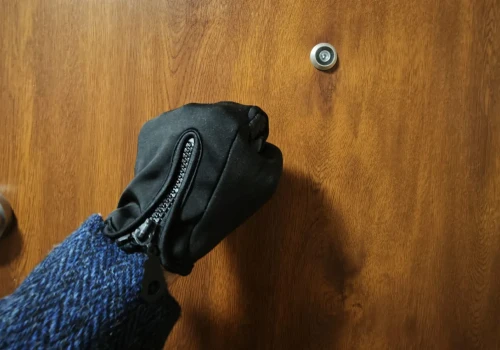 Kontroler może przyjść nawet w nocy i nie potrzebuje Twojej zgody na wejście. Remont mieszkania może Cię kosztować 15 tys. zł kary