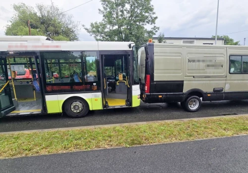 Rybnicka odblokowana po zderzeniu autobusu z czterema samochodami