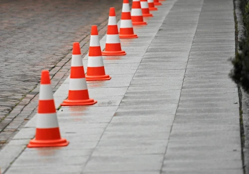 Widzisz przewrócony pachołek przy drodze? Lepiej go nie podnoś