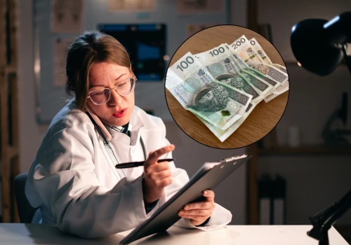 960 zł dodatku do pensji w sierpniu. Pracodawca musi wypłacić te pieniądze