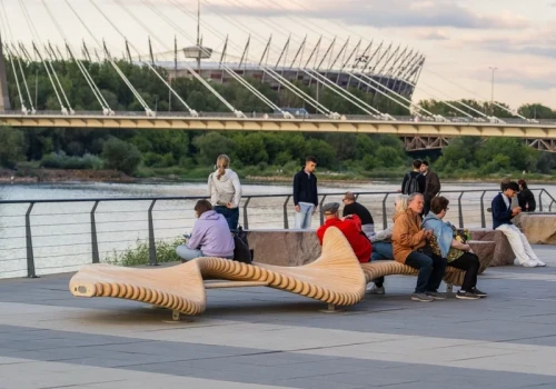 Stanęły nad Wisłą i zachęcają do zabawy. Te ławki wyglądają jak rzeźby