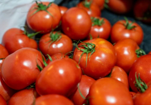 Ten błąd psuje smak pomidorów. Nigdy nie przechowuj ich w taki sposób