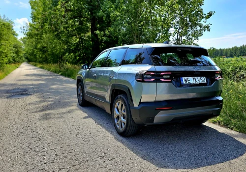 Prawie 850.000 samochodów Jeep, Dodge, Chrysler i Ram z usterką. Kamera cofania może przestać działać