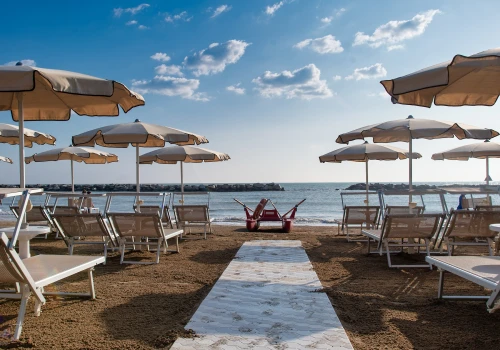 Na plaży pojawia się urna z krematorium. Dwa możliwe wyjaśnienia