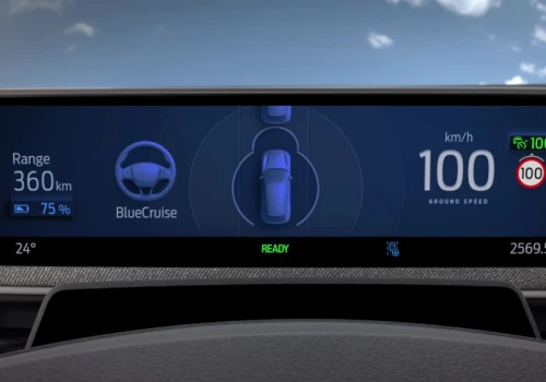 Blue Cruise na tle innych rozwiązań na rynku. Dlaczego to Ford wpada korzystniej?