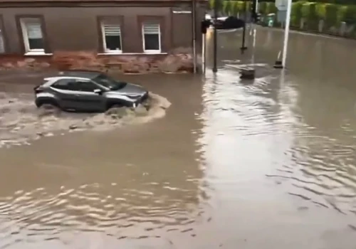 Nawałnice przeszły przez Polskę. Miasto dotknięte powodzią znów zalane. IMGW wydało ostrzeżenia hydrologiczne