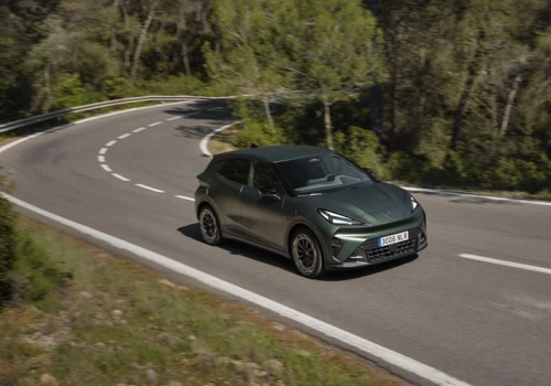 CUPRA Raval wjeżdża do Polski. 99 900 zł, 441 litrów bagażnika i charakter miejskiego chuligana
