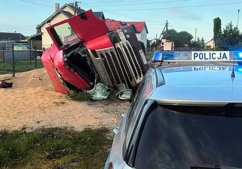 Koszmarny wypadek TIRa. Ranna pasażerka trafiła do szpitala w Ciechanowie