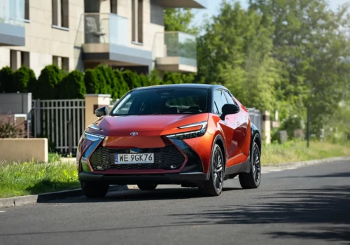 Toyota C-HR z rabatem ponad 15 000 zł. Hybrydowe wersje od 145 600 zł