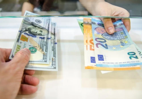 Niska zmienność na rynku walutowym. Dolar lekko odbija, euro po 4,32 zł