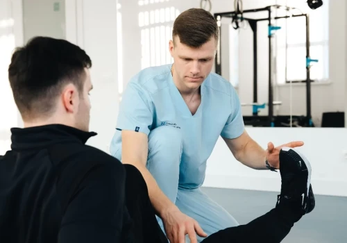 Rehabilitacja domowa bez rejonizacji? Sąd podważył interpretację NFZ i nakazał zwrot kary