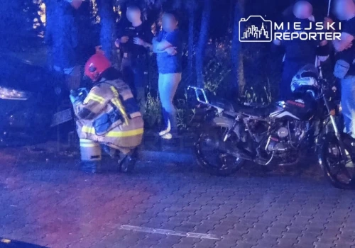 Pijany kierowca motoroweru uderzył w dwa auta i trafił do szpitala
