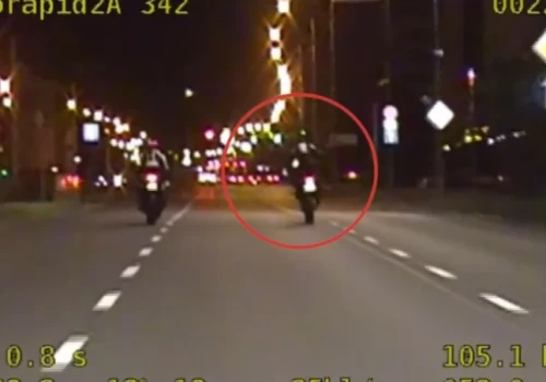 Motocyklista pędził Legnicką na jednym kole. Stracił prawo jazdy i zapłaci 3 tys. zł