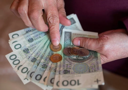 Na kontach emerytów prawie 2 tys. zł więcej. Przelewy ruszą we wrześniu
