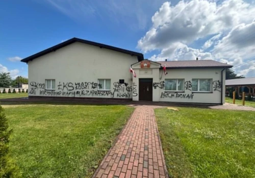 Budynek OSP Klementów pomazany przez wandali. Hasła wskazują sprawców