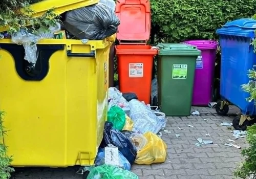 Remont zatoczek skomplikował wywóz śmieci z Sokołowskiej w Siedlcach