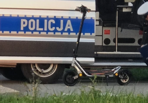 Emerytowany policjant obezwładnił podejrzanych. Jechali na skradzionych hulajnogach