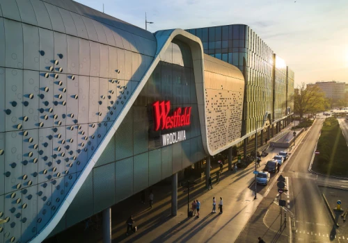 Zniknął charakterystyczny neon z galerii we Wrocławiu. Zmian będzie jeszcze więcej