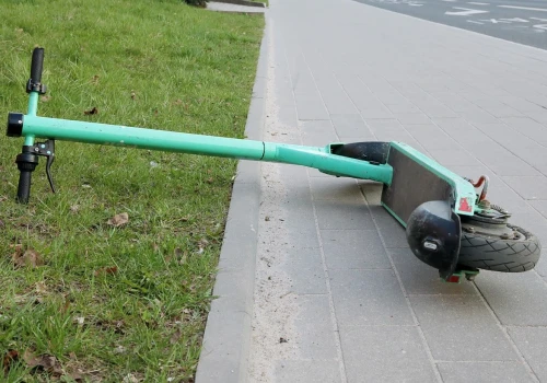 Wypadek na Green Velo. Dwóch nastolatków na jednej hulajnodze