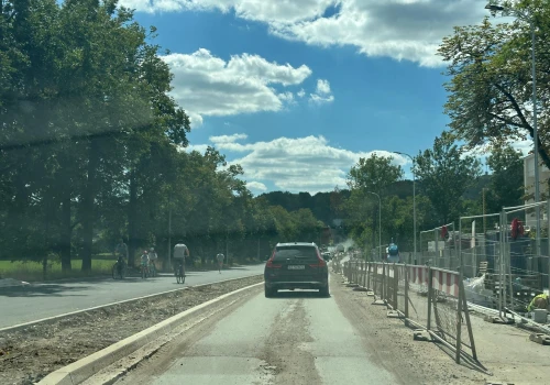 6 metrów dla samochodów, 6 metrów dla pieszych i rowerzystów. Tak zmienia się Piastowska