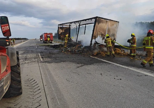 Pożar naczepy ciężarówki na A2. Autostrada była całkowicie zablokowana.
