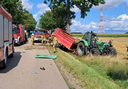 Traktor przygniótł mężczyznę. Groźny wypadek na trasie Szczepankowo- Śniadowo