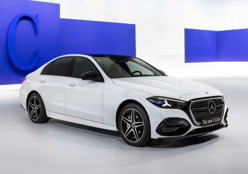 Odświeżony Mercedes Klasy C porzuca minimalizm. Zapomnijcie o 1,5-litrowych silnikach