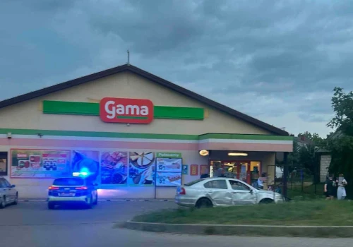 Pijana przydzwoniła w przysklepową latarnię. Zła passa na naszych drogach trwa